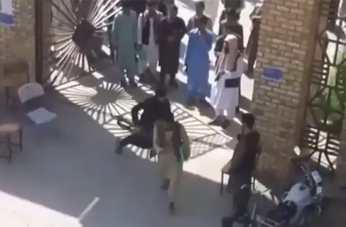 طالبان دو دانشجوی فاریابی را به دلیل خودداری از شنیدن سخنرانی رئیس دانشگاه، کتک زدند