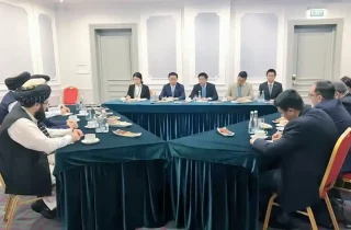 متقی: مشکلات میان افغانستان و پاکستان باید از طریق گفت‌وگو حل شود