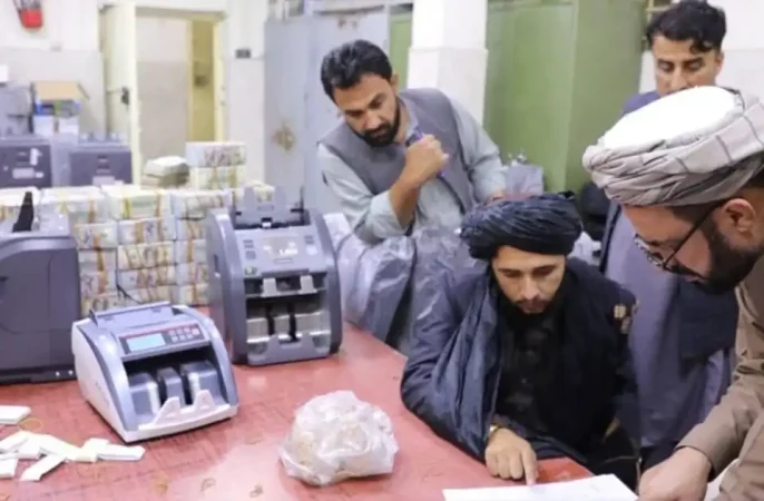 گزارش بلومبرگ: کمک‌های بشری جامعه جهانی مانع از سقوط ارزش پول افغانی شده است