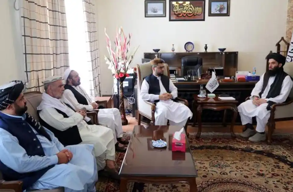 کمیسیون تماس با شخصیت‌های طالبان به شماری از جنرالان و تاجران کارت مصونیت توزیع کرد