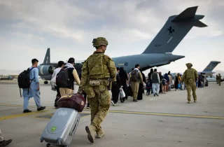 گزارش سیگار: ۸۴۰ هزار تن از همکاران محلی امریکا همچنان در افغانستان باقی مانده‌اند
