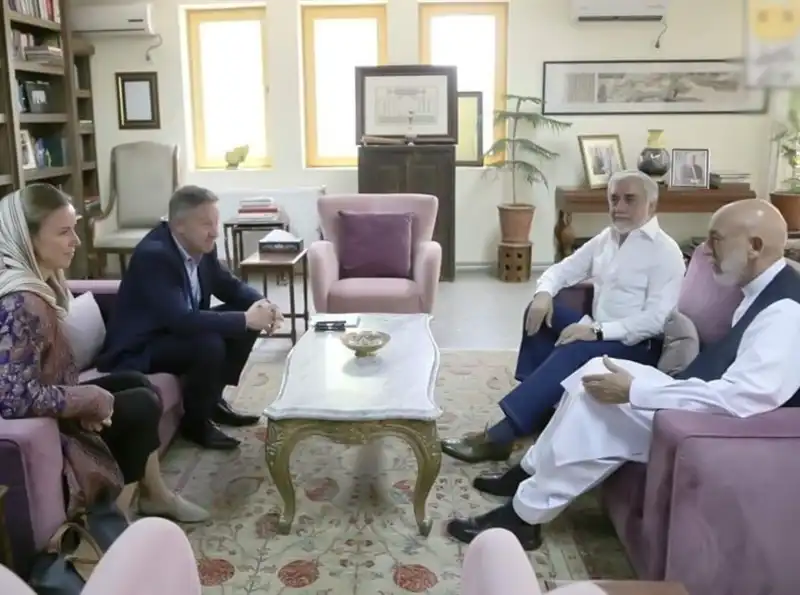 یوناما در دیدار با کرزی و عبدالله: تحصیل زنان و دختران در افغانستان یک حق اساسی است