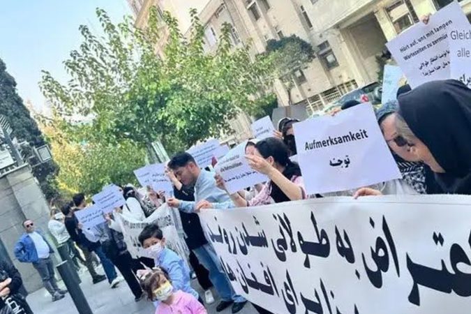تجمع پناهجویان افغانستانی مقابل سفارت آلمان در تهران