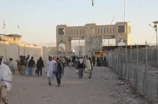 صدها پاکستانی در اعتراض به منع تردد بدون ویزا از مرز چمن با افغانستان تحصن کردند