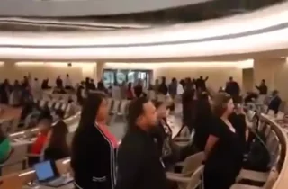 رو برگردانی اشتراک‌کنندگان در نشست شورای حقوق بشر هنگام سخنرانی نماینده آمریکا