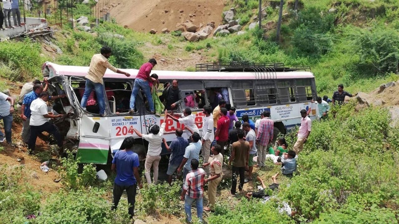 فاجعه ترافیکی در کشمیر هند؛ ۳۷ کشته و ۱۸ زخمی