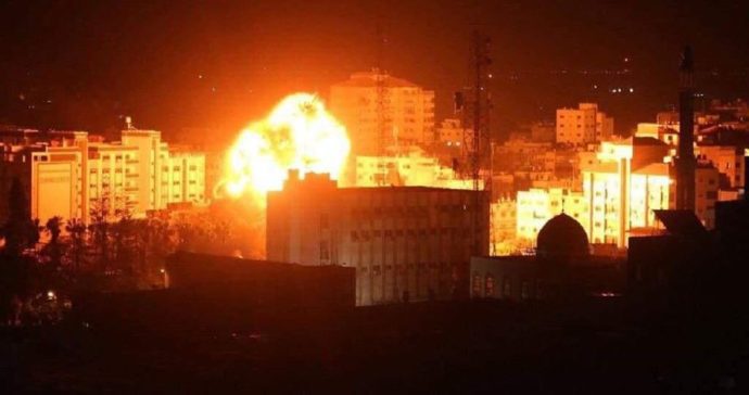 بمباران غزه در تاریکی شب و پاسخ راکتی القسام به حملات صهیونیست‌ها