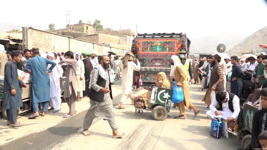پاکستان: مهاجران افغانستانی بدون اسناد «باری بر شانه» این کشور هستند
