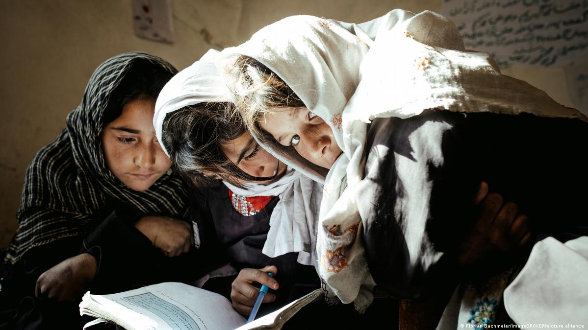 پیشنهاد چالش‌برانگیز وزیر معارف پیشین افغانستان ؛ آموزش دختران در مساجد