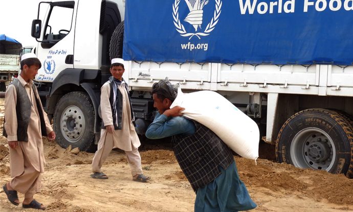 کمک‌های اضطراری برنامه جهانی غذا به مهاجران افغانستانی در مرز پاکستان
