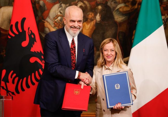 توافق انتقال پناهجویان از ایتالیا به البانیا در دادگاه قانون اساسی البانیا تعلیق شد
