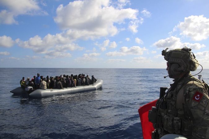 گارد ساحلی ترکیه ۳۴ پناهجوی افغان را در سواحل آیواجیک بازداشت کرد