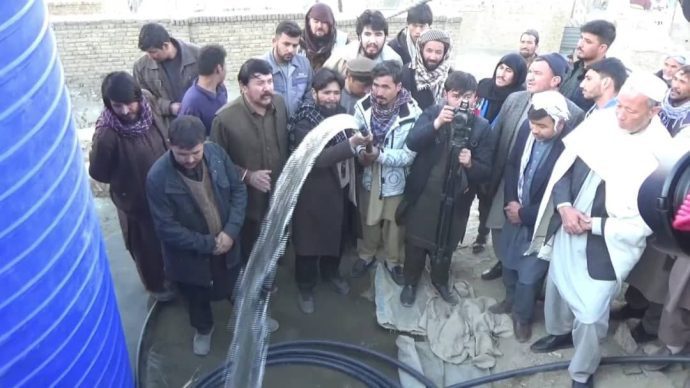 افتتاح یک چاه در ناحیه اول شهر کابل و خواست شهروندان برای حل بحران آب - «خشکسالی‌ها و تغییرات اقلیمی باعث کم‌آبی در تمام نقاط کابل و کشور شده و باشندگان کابل از دسترسی نداشتن به آب متاثر شده است.»