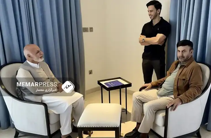 اشرف غنی در کنار برادر و پسرش در ابوظبی