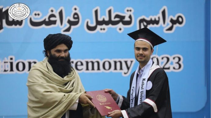 طالبان در سالگرد محرومیت دختران از تحصیل، فراغت دو هزارو ۵۰۰ دانشجوی پسر را جشن گرفتند