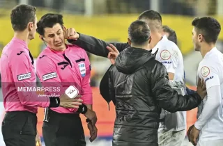 تعلیق لیگ‌های فوتبال ترکیه به دلیل مشت زدن به داور