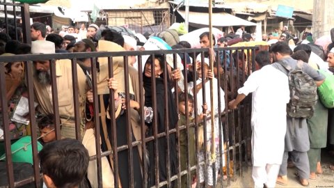 تلاش‌ها برای آزادی ۶ هزار مهاجر افغان زندانی در پاکستان