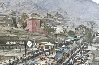 سومین روز مسدود ماندن گذرگاه تورخم به‌روی موترهای باری