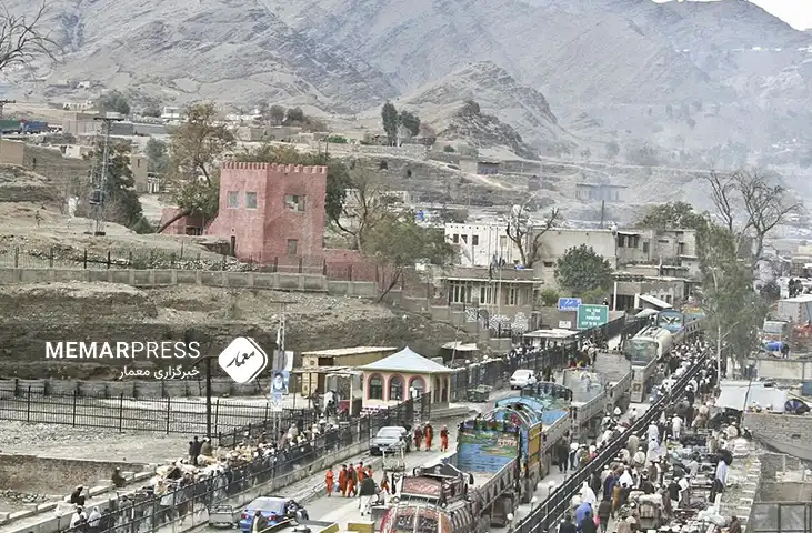 سومین روز مسدود ماندن گذرگاه تورخم به‌روی موترهای باری