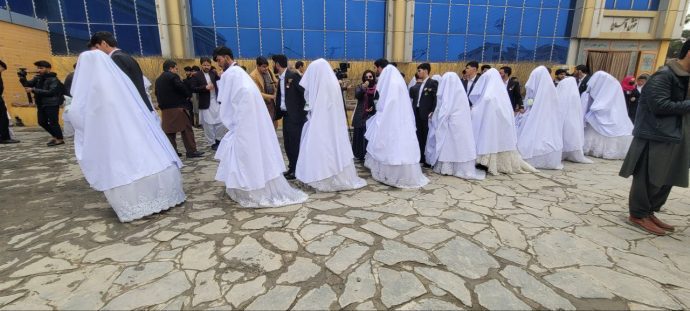 برگزاری جشن عروسی ۲۸ زوج در کابل به مناسبت پانزدهم شعبان - انجمن فرهنگی وصال کوثر به مناسبت پانزدهم شعبان سالروز میلاد امام مهدی(ع) مراسم عروسی دسته‌ جمعی ۲۸ زوج را برگزار کرد.