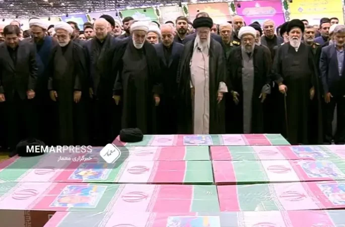 ارتش اشغالگر اسرائیل همچنان به امید واهیِ تحت فشار گذاشتن حماس و آزادی اسرای خود، شمال و جنوب غزه را دیوانه‌وار بمباران می‌کند. به گزارش گروه بین‌الملل خبرگزاری تسنیم، 229 روز از جنگ در غزه می‌گذرد و رژیم اشغالگر به هیچ کدام از اهداف اعلامی اولیه خود نرسیده است، نه اسرای اسرائیل آزاد شده‌اند و نه حماس از بین رفته است و نه حتی توانسته کنترل منطقه‌ای را تثبیت کند. در این میان بمباران شدید شمال و جنوب غزه ادامه دارد و ارتش اسرائیل بدون هیچ بانک اهدافی و به شکل کورکورانه زنان و کودکان و آوارگان را هدف قرار می‌دهد. طبق آخرین آمار وزارت بهداشت غزه تاکنون 35647 نفر طی حملات اشغالگران به شهادت رسیده و 79852 تن دیگر زخمی شده‌اند، همچنین پیکر بالغ بر 10 هزار نفر همچنان زیر آوار ساختمان‌ها است و امدادگران امکان دسترسی به آن‌ها را ندارند. بیشتر بخوانید روز 228 طوفان‌‌الاقصی| ورود پهپاد به جولان اشغالی مهمترین تحولات روز 229 عملیات طوفان الاقصی را در ادامه دنبال کنید: ******************************************************* 11:43- حمله موشکی مقاومت فلسطین به عسقلان و پایگاه نظامی "زیکیم" گردان‌های القدس شاخه نظامی جنبش جهاد اسلامی فلسطین اعلام کرد که در پاسخ به جنایت صهیونیست‌ها در حق فرزندان ملت فلسطین با مشارکت نیروهای شهید عمر القاسم ، شهر اشغالی عسقلان و پایگاه نظامی زیکیم را هدف حمله موشکی قرار دادیم. 10:42- فراخوانده شدن سفرای رژیم صهیونیستی در ایرلند و نروژ همزمان با اقدام دولت‌های ایرلند و نروژ در شناسایی رسمی دولت فلسطین، اسرائیل کاتس، وزیر خارجه رژیم صهیونیستی با انتشار پیامی در صفحه «ایکس» خود ضمن محکوم کردن اقدام این دو کشور اروپایی از فراخوانده شدن سفرای این رژیم در ایرلند و نروژ به منظور مشورت در مورد شناسایی دولت فلسطین خبر داد. 09:34- القسام: دو دستگاه بولدوزر اسرائیل را منهدم کردیم گردان‌های القسام شاخه نظامی حماس اعلام کرد: دو دستگاه بولدوزر نظامی رژیم صهیونیستی رادر محله برزیل واقع در رفح با راکت آل یاسین 105 هدف قرار دادیم. القسام همچنین اعلام کرد که یک دستگاه خودروی زرهی رژیم صهیونیستی را در اطراف دروازه صلاح الدین در جنوب شرقی شهر رفح با خمپاره تاندم هدف قرار داده است. 09:27- دومین روز تجاوز رژیم صهیونیستی به جنین در کرانه باختری ارتش رژیم صهیونیستی برای دومین روز متوالی اردوگاه جنین در شمال کرانه باختری را هدف حمله قرار داده است. روز گذشته 8 فلسطینی در حملات ارتش اشغالگر به این اردوگاه به شهادت رسیده و بیش از 20 نفر دیگر زخمی شدند. در دومین روز تجاوز رژیم صهیونیستی به جنین ، بولدوزرهای رژیم صهیونیستی در حال تخریب زیرساخت‌ها و جاده‌های این اردوگاه و اطراف آن هستند. 09:23- فعال شدن آژیر هشدار در شهرک المالکیه در شمال فلسطین اشغالی منابع خبری از به صدا در آمدن آژیر هشدار در شهرک المالکیه در شمال فلسطین اشغالی خبر دادند. 09:22- حمله پهپادی رژیم اسرائیل به شهرک العدیسة در جنوب لبنان در حمله پهپادی رژیم صهیونیستی به شهرک العدیسه در جنوب لبنان دو نفر به شهادت رسیدند. 05:56- 6 شهید در بمباران خانه‌ای شمال غزه در پی بمباران یک خانه مسکونی در منطقه «بئر النعجه» در شمال غزه، طبق آخرین آمار 6 نفر به شهادت رسیده و تعدادی نیز زخمی شده‌اند. 03:41- مقام اطلاعاتی آمریکایی: دولت بایدن نگران شکست اسرائیل است یک مقام اطلاعاتی آمریکا به روزنامه پلیتیکو گفت: دولت بایدن از اینکه اسرائیل به شکل فاجعه‌باری فرصت غلبه بر حماس را از دست بدهد، نگران و بیمناک است. او افزود: «آمریکا نگران توانایی حماس برای به کارگیری هزاران نیروی جدید پس از جنگ است». چند مقام دیگر آمریکایی نیز به پلیتیکو گفتند که اسرائیل پس از پاکسازی منطقه‌ای در غزه، امکان کنترل آن را ندارد و همزمان با بمباران شدید غزه، جهان را علیه خود کرده است. 03:26- 10 شهید در پی بمباران محل زندگی آوارگان در غزه جنگنده‌های ارتش اسرائیل چادر آوارگان در روستای «الزوایده» در مرکز غزه را بمباران کردند که این جنایت تاکنون 10 شهید به دنبال داشته است. یک مادر به همراه جنین داخل شکمش به طرز دردناکی به شهادت رسیده و حداقل 4 کودک نیز در میان شهدا هستند که پیکر مطهرشان به شدت سوخته و آسیب دیده است. 02:10- فلسطینی‌ها یک کامیون نظامی اسرائیل را در جنین هدف قرار دادند شبکه 14 اسرائیل خبر داد که در پی انفجار یک بمب کنار جاده‌ای در جنین، یک کامیون نظامی ارتش این رژیم مورد اصابت قرار گرفته است. 01:26- 8شهید و 21 زخمی، آخرین آمار جنابت نظامیان اسرائیلی در اردوگاه جنین هلال احمر فلسطین اعلام کرد که در ادامه یورش نظامیان اسرائیلی به اردوگاه جنین، تاکنون 8 نفر به شهادت رسیده و 21 تن دیگر زخمی شده‌اند. 00:24-انزوای بی سابقه جهانی در انتظار نتانیاهو چندین دیپلمات‌ کشورهای همسو با اسرائیل به روزنامه هاآرتص گفتند که در صورت صدور حکم بازداشت دیوان کیفری بین‌المللی علیه مقامات اسرائیل کشورهایشان روابط خود را با تل آویو حفظ خواهند کرد، اما دیگر امکان دیدار و ملاقات با نتانیاهو و گالانت را نخواهند داشت.