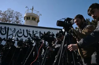 خبرنگاران افغانستان در تبعید : دستکم ۲۳۰۰ خبرنگار و کارمند رسانه‌ای، افغانستان را ترک کرد