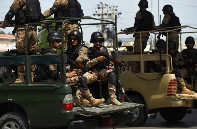 کشته شدن دو نظامی پاکستانی و ۵ تروریست در پیشاور