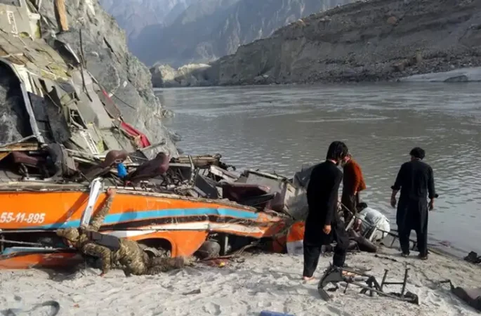جان باختن ۱۶ نفر بر اثر سقوط بَس مسافربری به رودخانه‌ای در کشمیر