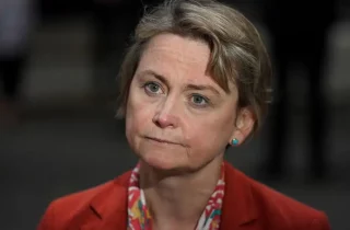 وزیر داخله بریتانیا: بزدوی به وضعیت پناهجویان بی‌سرنوشت رسیدگی می‌شود