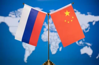 وزیر خارجه چین : پکن آماده تقویت روابط راهبردی خود با مسکو است