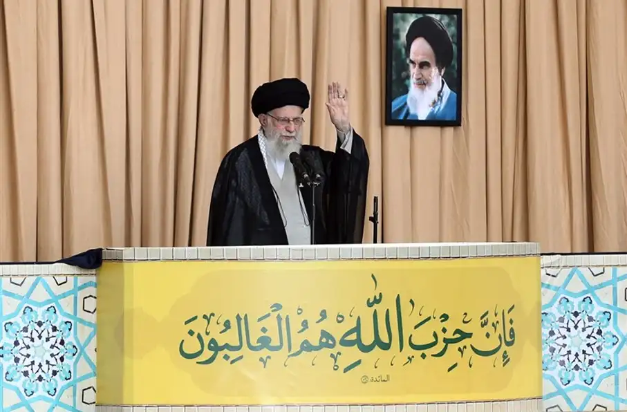 آیت الله خامنهای : باید کمربند دفاع و استقلال را بین همه کشورهای اسلامی محکم ببندیم