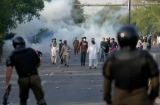 پاکستان از بازداشت ۱۱ افسر پلیس و ۱۲۰ شهروند افغان در اعتراضات خبر داد