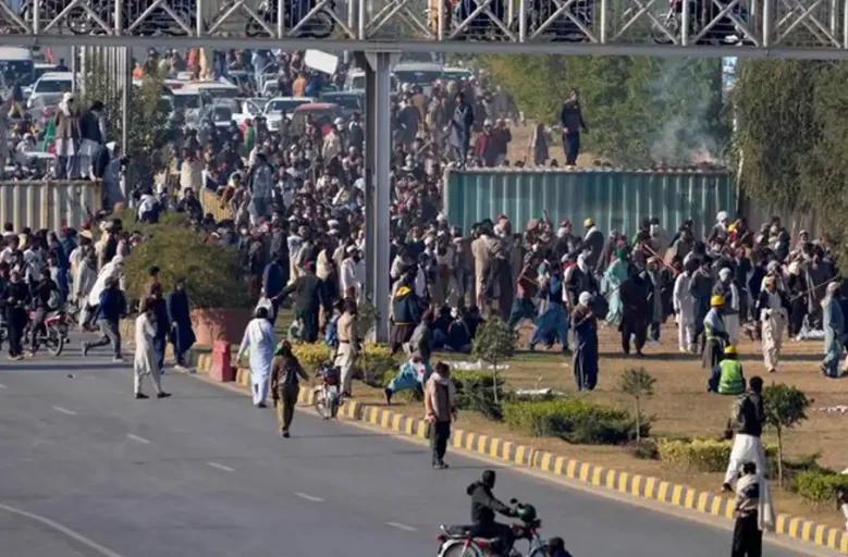 ده ها کشته و ده‌ها زخمی در تظاهرات حامیان عمران خان در پاکستان