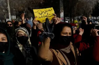 اعتراض دختران دانشجو افغانستان به فرمان منع آموزش در انستیتوت‌های پزشکی