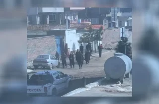 عملیات تلاشی خانه‌به‌خانه طالبان در نزدیکی میدان هوایی کابل