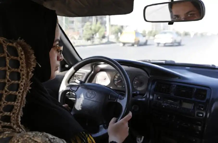 طالبان : زنان اجازه دریافت گواهینامه رانندگی دارند