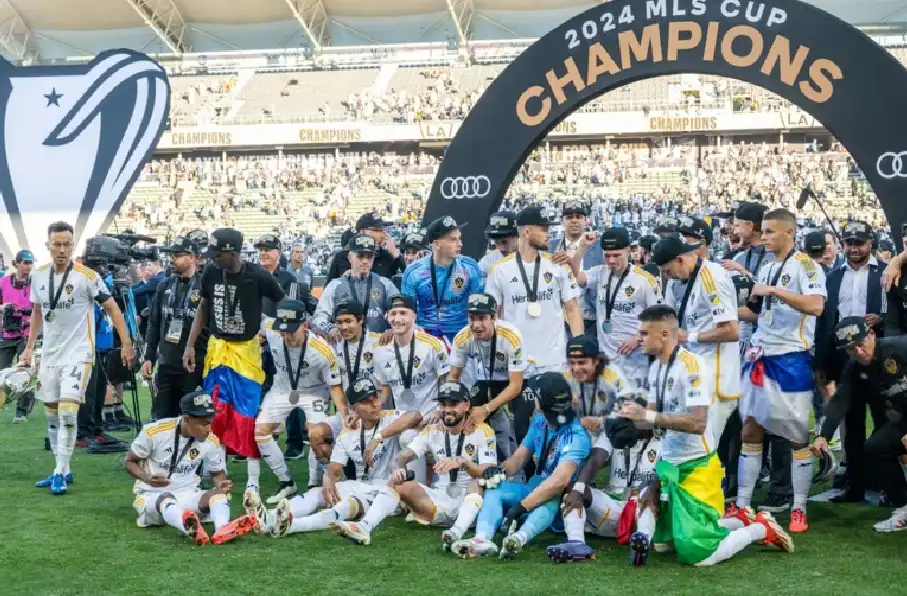 باشگاه فوتبال اِل اِی گلکسی بامداد امروز با برتری برابر نیویورک ردبولز توانست پس از ده سال قهرمان لیگ حرفه ای فوتبال ایالات متحده (MLS) شد.