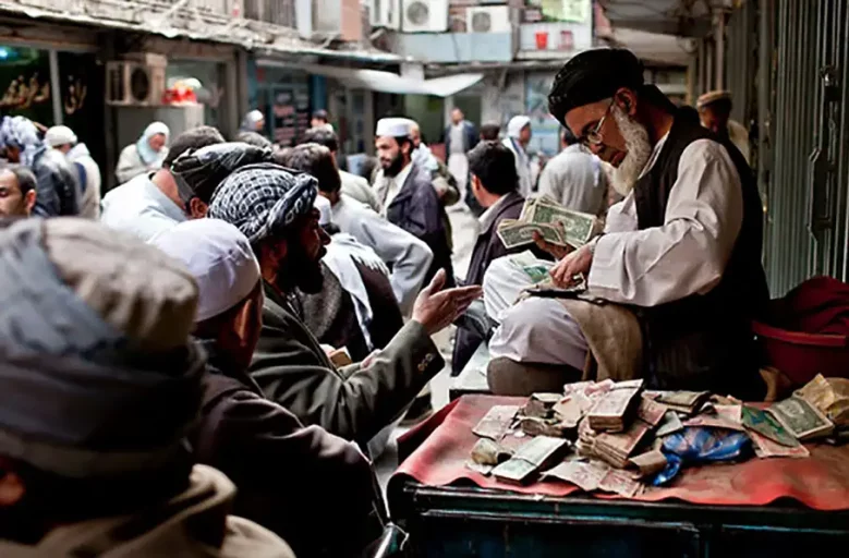 افزایش نرخ ازر؛ طالبان از صرافان هرات خواسته‌اند که نرخ دالر را همگانی نکنند