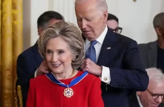 جو بایدن به هیلاری کلینتون و ۱۸ شخصیت برجسته مدال آزادی امریکا اهدا کرد
