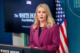 سخنگوی کاخ سفید از بازنگری روند بررسی درخواست‌های پناهندگی خبر داد