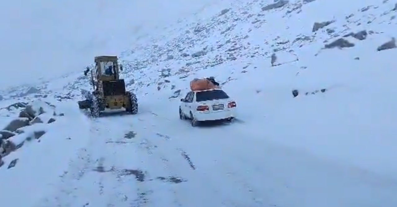 برفباری شدید مسیر دایکندی-بامیان را مسدود کرد