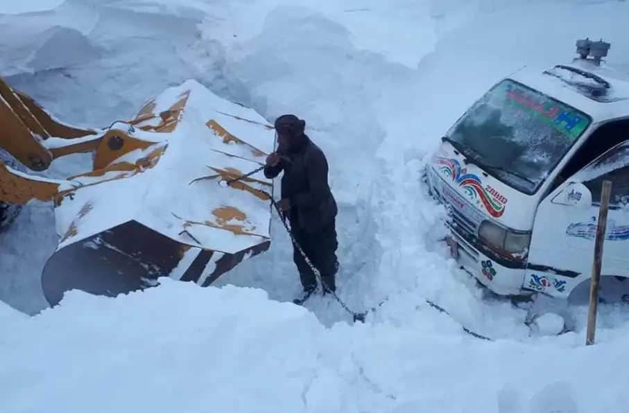 مسدود شدن راه‌های مواصلاتی کشور به خاطر برف‌باری شدید