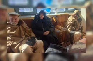 تصویب لایحه بهای خدمات به اتباع لایحه بهای خدمات ارائه شده به اتباع و مهاجرین خارجی برای سال ۱۴۰۴ به تصویب رسید. همزمان با سیصدمین جلسه شورای اسلامی شهر تهران، لایحه بهای خدمات ارائه شده به اتباع و مهاجرین خارجی برای سال ۱۴۰۴ با حداکثر آرای موافق به تصویب رسید. محمد آخوندی رئیس کمیسیون برنامه و بودجه شورای اسلامی شهر تهران در جریان بررسی لایحه بهای خدمات ارائه شده به اتباع و مهاجرین خارجی برای سال ۱۴۰۴ با بیان اینکه ۵۴ درصد افزایش نرخ در این زمینه پیش بینی شده است، اظهار کرد: بهای خدمات برای یک نفر ۷۲۵ هزار تومان، هر خانوار دونفره ۸۷۰ هزار تومان، هر خانوار سه نفره یک میلیون و ۱۵۰ هزار تومان، هر خانوار چهارنفره یک میلیون و ۱۶۰ هزار تومان، هر خانوار پنج نفره یک میلیون و ۳۰۵ هزار تومان و هر خانوار ۶ نفره یک میلیون و ۴۵۰ هزار تومان تعیین شده است. وی همچنین تصریح کرد: شهرداری تهران مکلف است بهای خدمات ارائه شده به اتباع و مهاجرین خارجی را به صورت سالیانه و به هنگام صدور یا تمدید کارت اقامت و پروانه اشتغال دریافت کرده و مبالغ وصول شده را در ردیف درآمدی تحت این عنوان منظور و به حساب درآمدهای عمومی شهرداری تهران واریز کند. آخوندی در ادامه یادآور شد: شهرداری تهران مجاز است ۵۰ درصد از درآمد را برای کمک به تأمین نیازهای موقت مهاجرین بر اساس تفاهم نامه فی‌مابین در اختیار مرکز امور اتباع و مهاجرین خارجی در اختیار استانداری تهران قرار دهد. وی افزود: نرخ وزارت کشور برای هر خانوار دونفره ۵۰۰ هزار تومان، هر خانوار سه نفره ۶۰۰ هزار تومان، هر خانوار چهارنفره ۷۰۰ هزار تومان، هر خانوار پنج نفره ۸۰۰ هزار تومان و هر خانوار ۶ نفره ۹۰۰ هزار تومان و برای خانوار ۶ نفره به بالا بیش از یک میلیون تومان تعیین شده است. پرویز سروری نایب رئیس شورای اسلامی شهر تهران اعلام کرد: با توجه به ابلاغ نرخ‌های وزارت کشور، پیشنهاد می‌شود که نرخ بهای خدمات به اتباع و مهاجرین خارجی با همان نرخ‌ها در شهرداری تهران نیز اعمال شود. گفتنی است لایحه بهای خدمات ارائه شده به اتباع و مهاجرین خارجی برای سال ۱۴۰۴ بر اساس نرخ بهای خدمات وزارت کشور تعیین و تصویب شد.