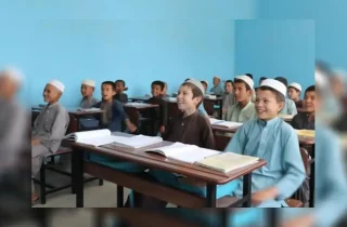 طالبان پیراهن، تنبان و لُنگی را لباس واحد دانش‌آموزان پسر اعلام کرد