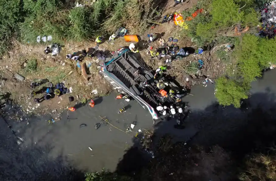 سقوط بس مسافربری در گواتمالا جان ۵۱ نفر را گرفت