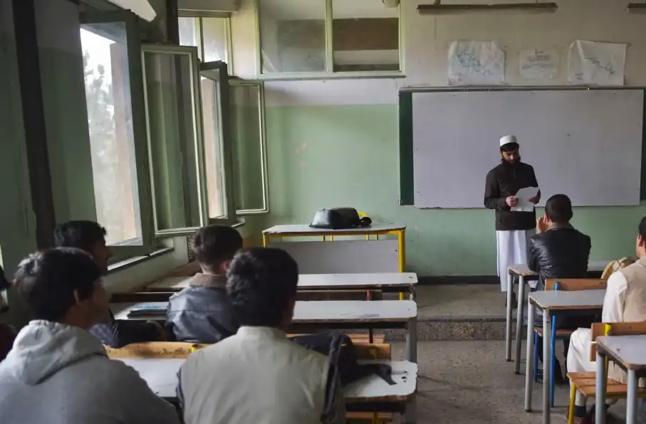 اجرای اجباری یونیفورم جدید دانش آموزان طالبان در مکاتب افغانستان