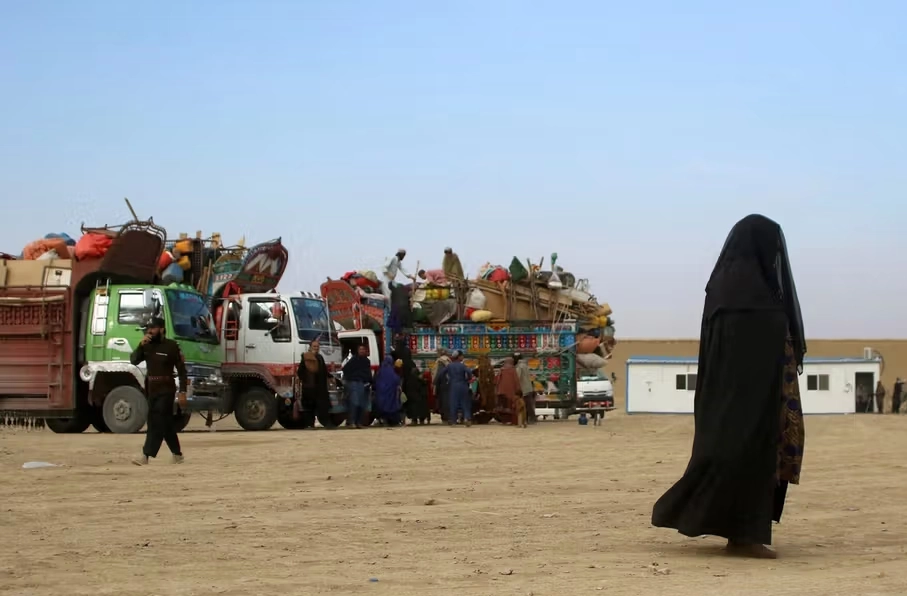 پاکستان روند اخراج مهاجران افغانستان را تا ده روز دیگر متوقف کرد