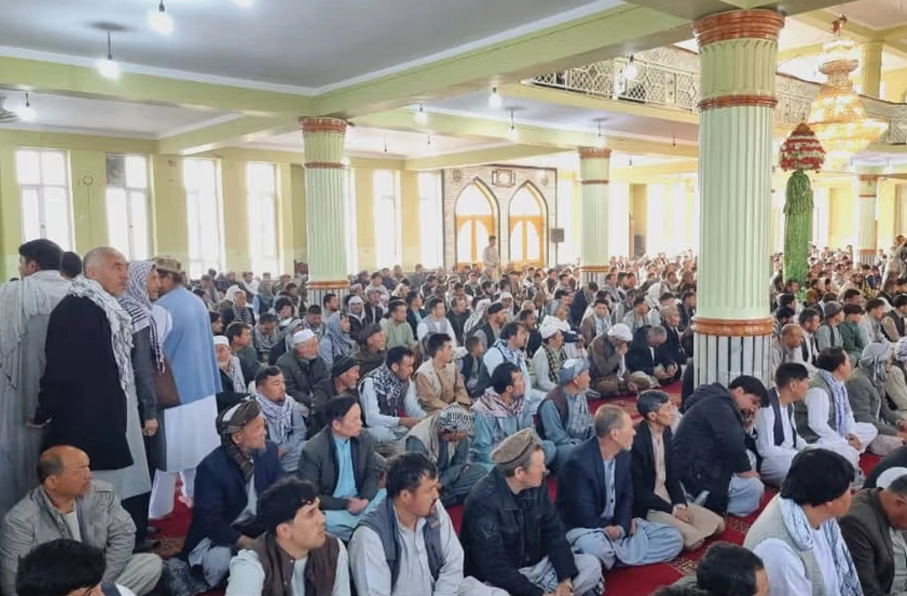 شیعیان افغانستان با حضور گسترده، نماز عید فطر را در شهرهای مختلف اقامه کردند