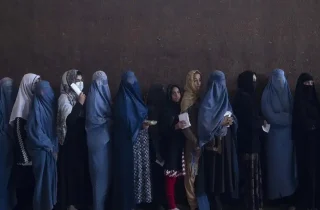 همبستگی مقام‌های بین‌المللی از کارزار «لبسرین سرخ» برای حمایت زنان افغانستان