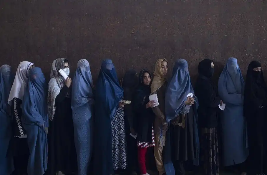 همبستگی مقامهای بینالمللی از کارزار «لبسرین سرخ» برای حمایت زنان افغانستان